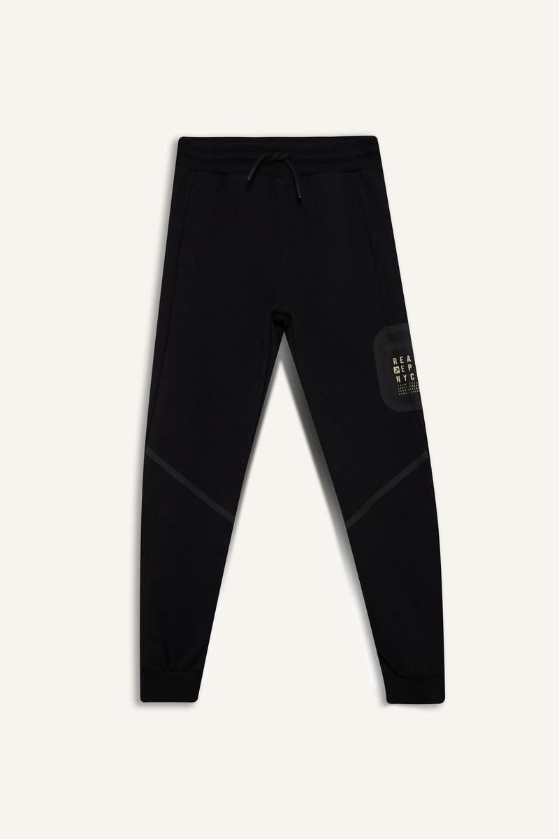 ديفاكتو بنطلون سويت بانتس اولادي بطبعة شعار قصة عادية بأستك من تحت - Image 5